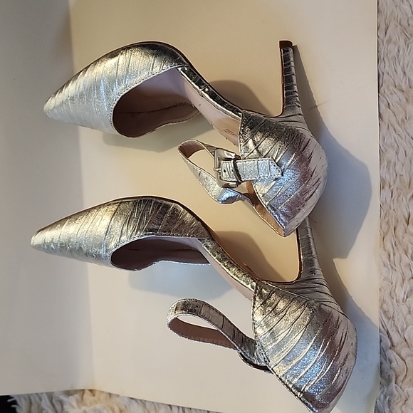 Silver pleated look Coloriffics shoes, Size 5.5M - Picture 3 of 7
